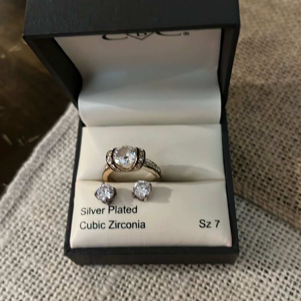 SILVER PLATED CUBIC ZIRCONIA RING & EARRING SET SIZE 7